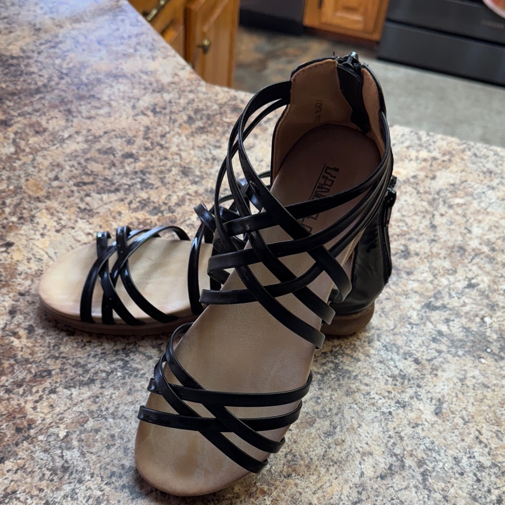 Vangelo Black and Tan Strappy Sandals